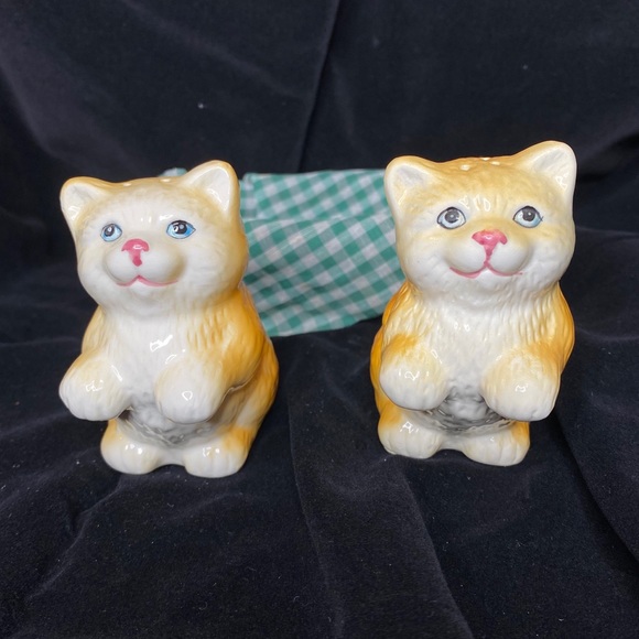 GUC Vintage Kitten Ceramic Salt and Pepper Shakers - Picture 2 of 10